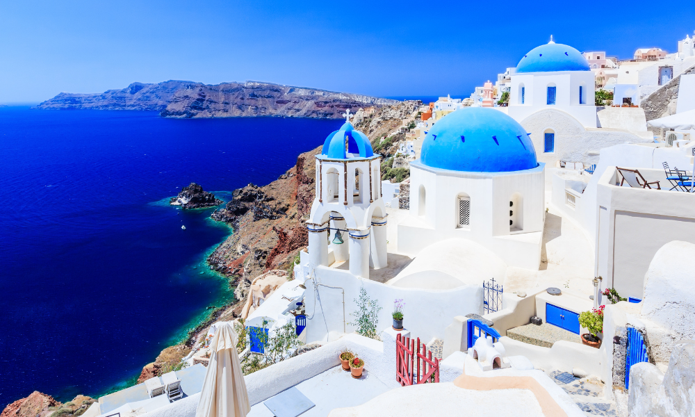 Santorini es uno de los mejores destinos para un viaje de novios por Europa.