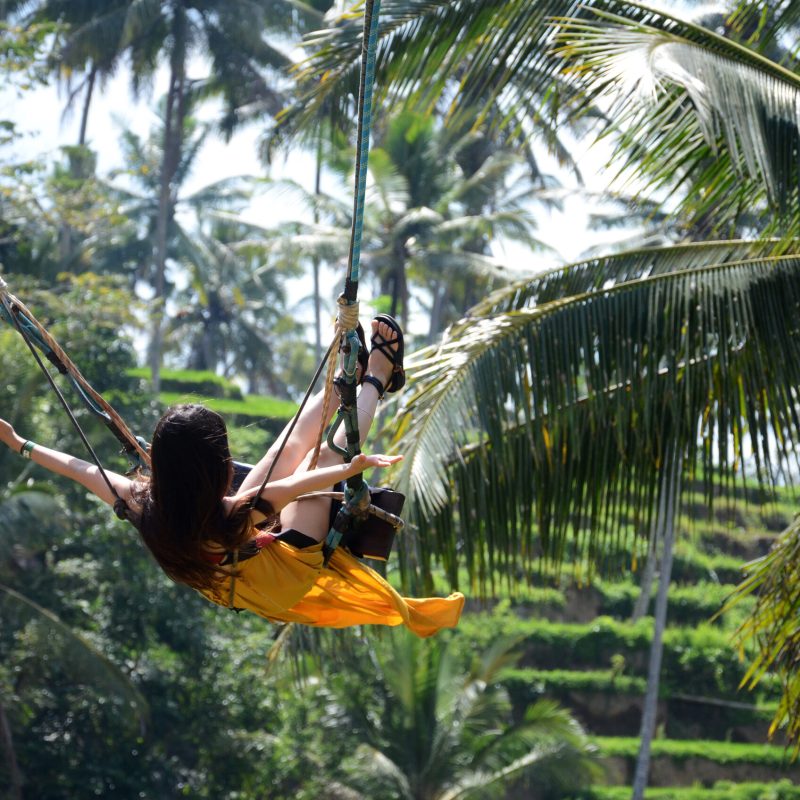 Balanceándose en la selva tropical de la isla de Bali, Indonesia